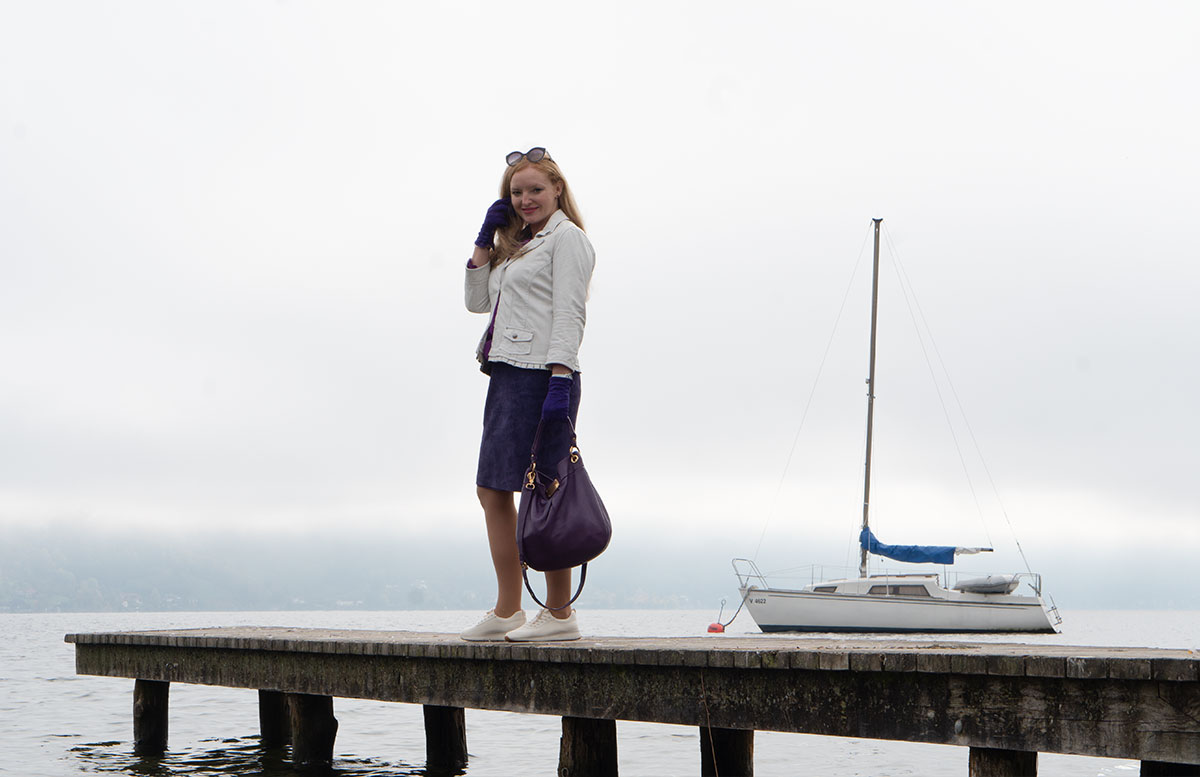 Leder-Outfit-mit-Seidenbluse-und-Merino-Sneakers-vicky-auf-brücke