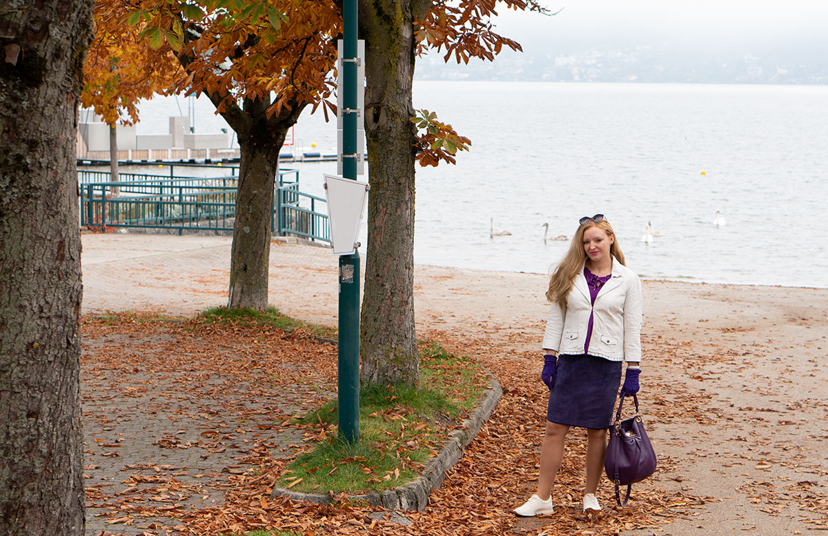 Leder-Outfit-mit-Seidenbluse-und-Merino-Sneakers-viele-blätter