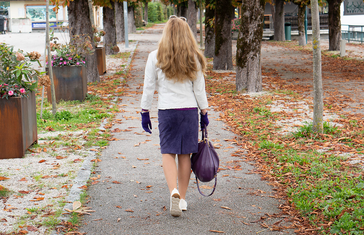Leder-Outfit-mit-Seidenbluse-und-Merino-Sneakers-von-hinten