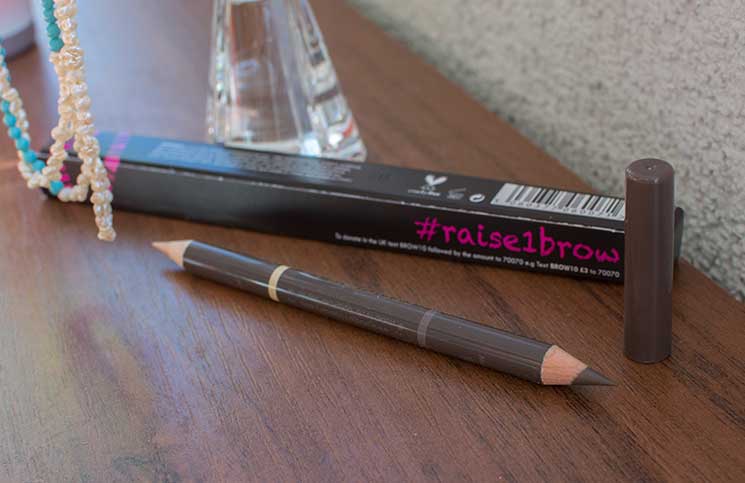 Love-Peace-and-Beauty-Glossybox-studio-10-brow-lift