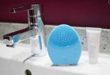 Luna 2 Gesichtsreinigung und Anti-Aging Luna-2-Gesichtsreinigung-und-Anti-Aging-detail-ansicht-im-bad-vorderseite