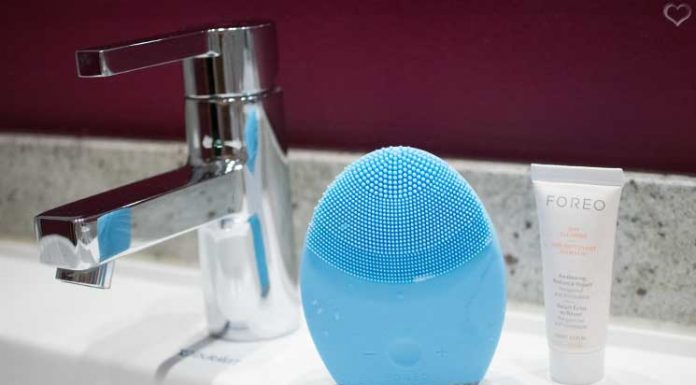 Luna 2 Gesichtsreinigung und Anti-Aging Luna-2-Gesichtsreinigung-und-Anti-Aging-detail-ansicht-im-bad-vorderseite