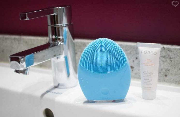 Luna 2 Gesichtsreinigung und Anti-Aging Luna-2-Gesichtsreinigung-und-Anti-Aging-detail-ansicht-im-bad-vorderseite