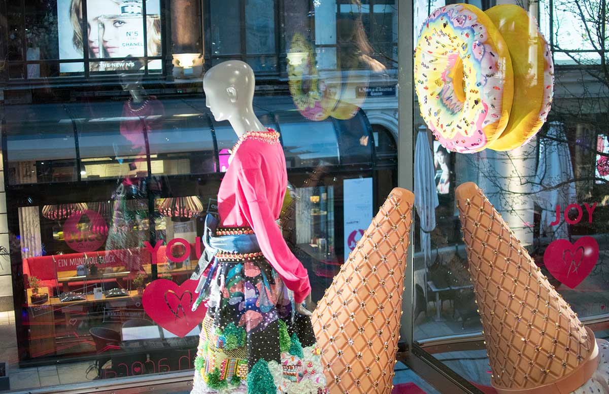 Manish Arora for Swarovski Life is Beautyful auslage swarovski candy kleid