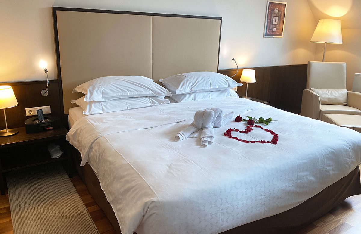 Mein-Geburtstag-im-Sheraton-Grand-Hotel-Salzburg-schlafzimmer-king-size