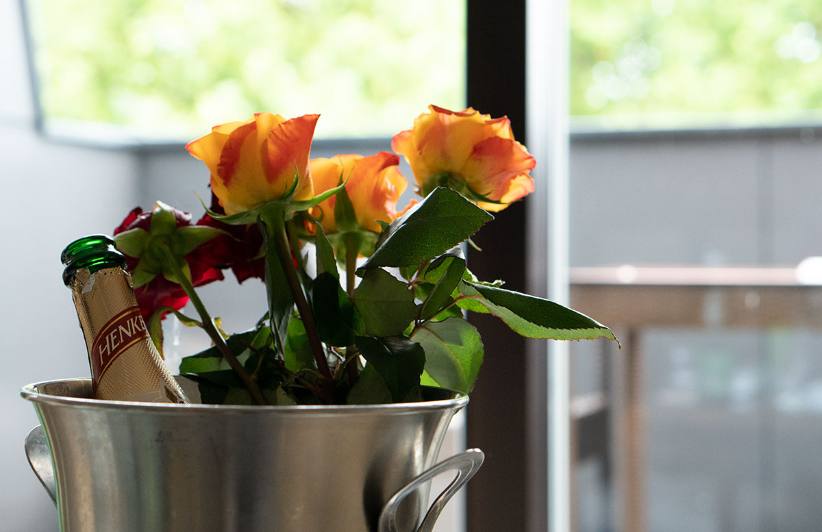 Mein-Geburtstag-im-Sheraton-Grand-Hotel-Salzburg-sekt-und-blumen