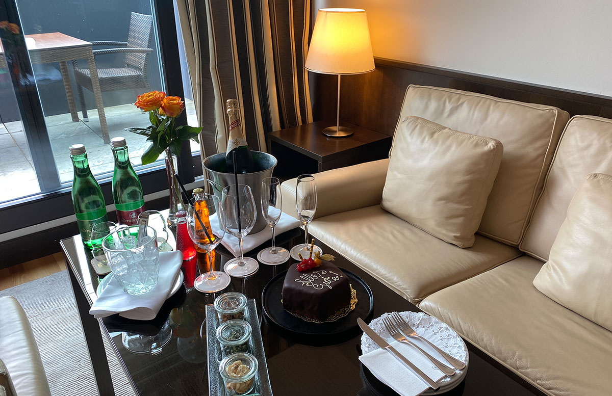 Mein-Geburtstag-im-Sheraton-Grand-Hotel-Salzburg-sitzecke