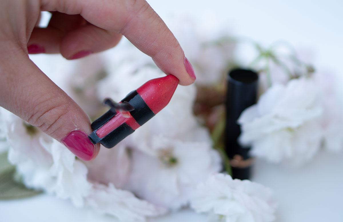 Meine-Kosmetik-Favoriten-im-Frühling-lush-lippenstift-ausgepackt