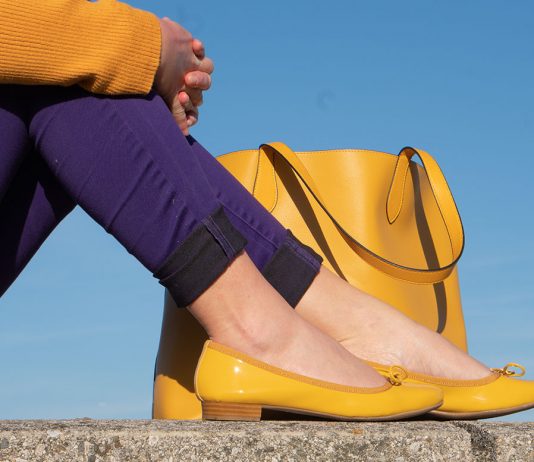 Meine Trendfarben 2019: Outfit in den Farben Curry und Ultraviolett Meine-Trendfarben-2019-Outfit-Curry-und-Ultraviolett-detail-schuhe-tasche