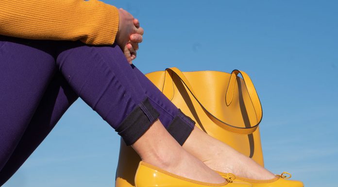 Meine Trendfarben 2019: Outfit in den Farben Curry und Ultraviolett Meine-Trendfarben-2019-Outfit-Curry-und-Ultraviolett-detail-schuhe-tasche