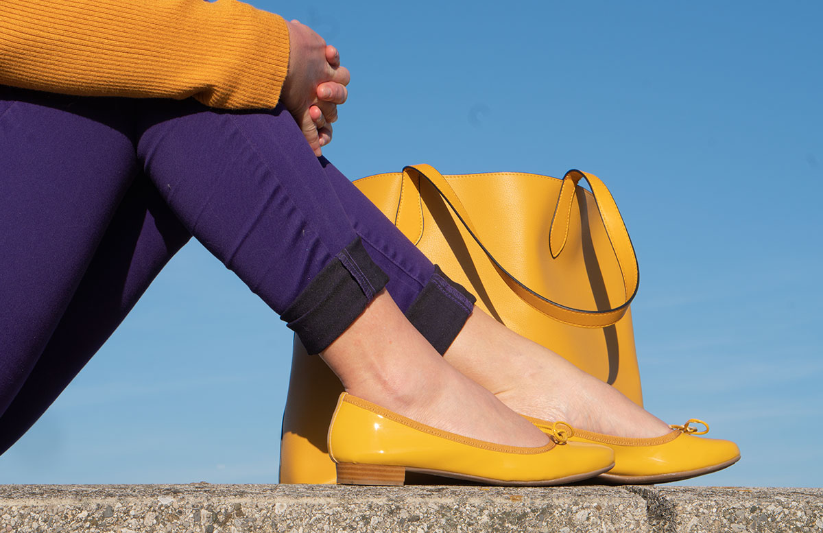 Meine-Trendfarben-2019-Outfit-Curry-und-Ultraviolett-detail-schuhe-tasche