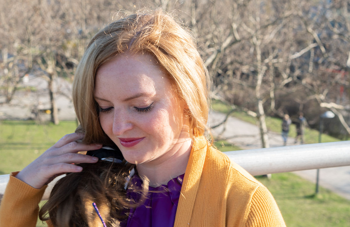 Meine-Trendfarben-2019-Outfit-Curry-und-Ultraviolett-rückenansicht-portrait-mit-sonne