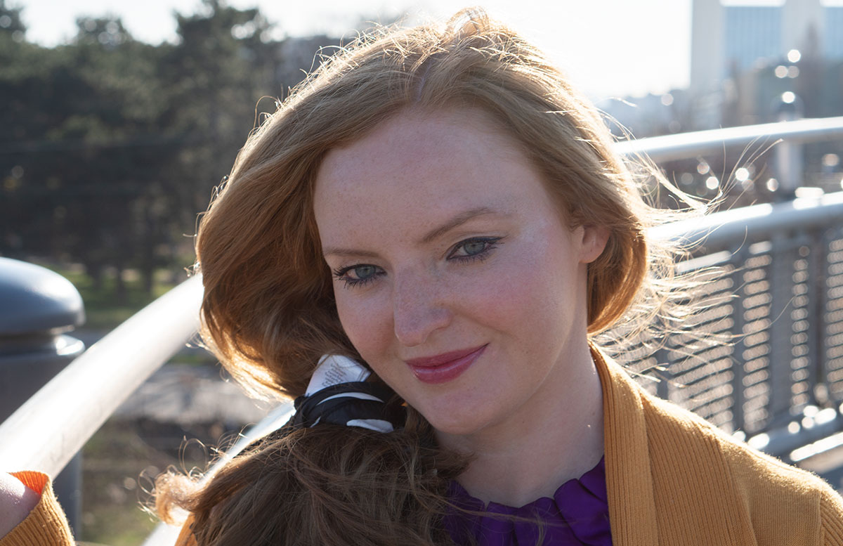 Meine-Trendfarben-2019-Outfit-Curry-und-Ultraviolett-rückenansicht-portrait