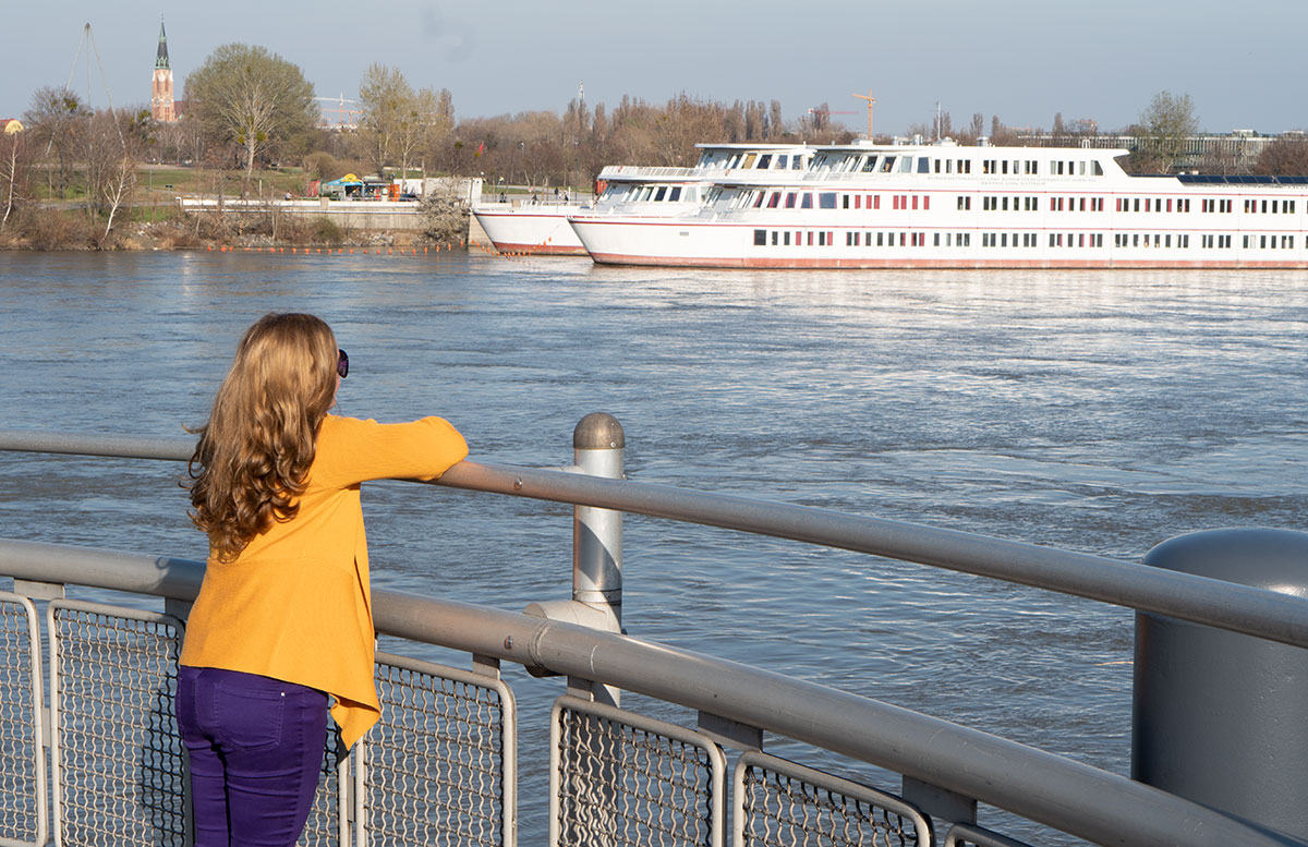 Meine-Trendfarben-2019-Outfit-Curry-und-Ultraviolett-rückenansicht-schiff