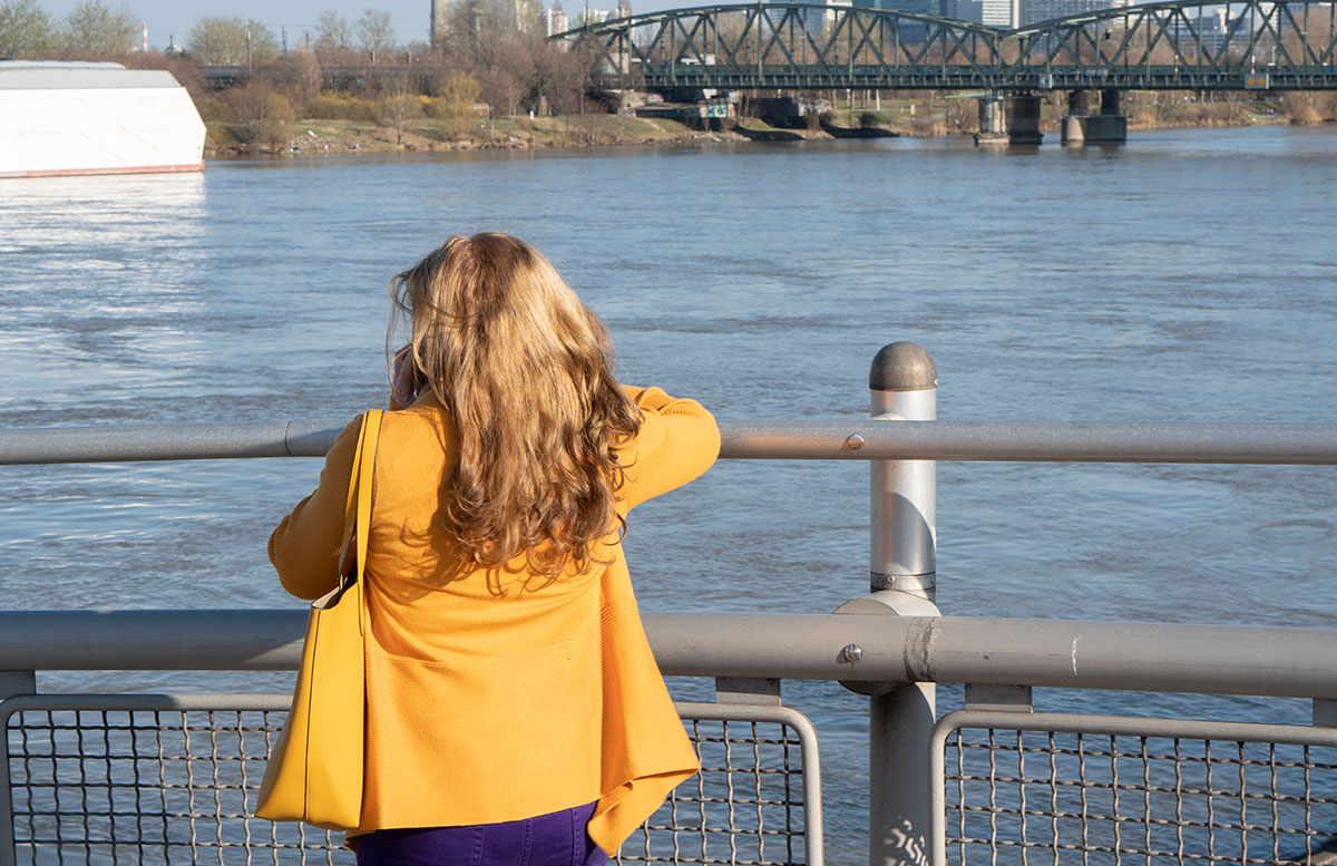 Meine-Trendfarben-2019-Outfit-Curry-und-Ultraviolett-rückenansicht