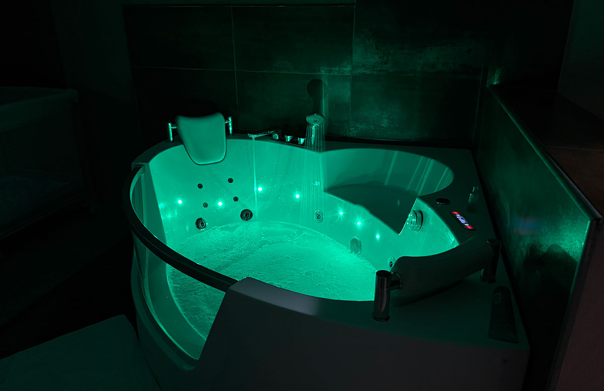 MenDan-Magic-Spa-&-Wellness-Hotel-Zalakaros-beleuchteter-whirlpool