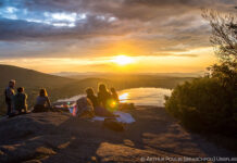 Familienreise nach Marokko Menschen-sitzen-beim-sonnenuntergang