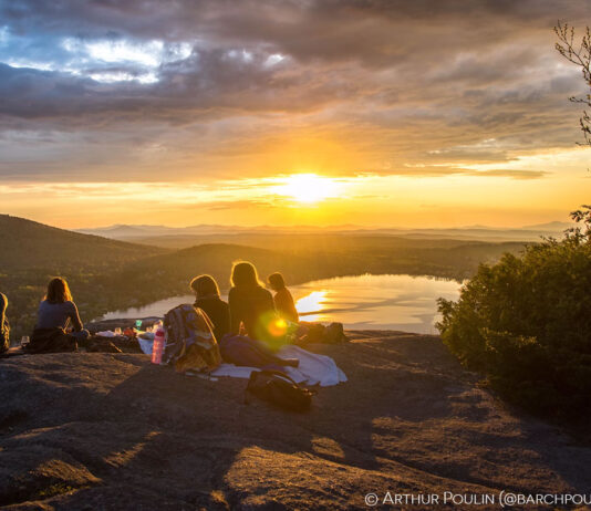 Familienreise nach Marokko Menschen-sitzen-beim-sonnenuntergang