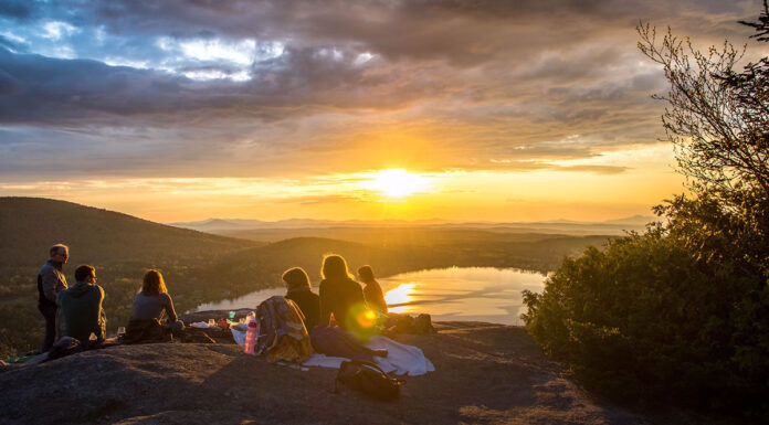 Familienreise nach Marokko Menschen-sitzen-beim-sonnenuntergang