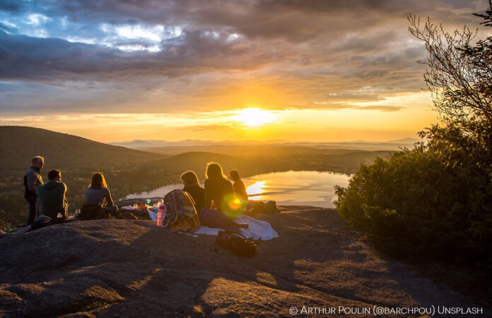Familienreise nach Marokko Menschen-sitzen-beim-sonnenuntergang