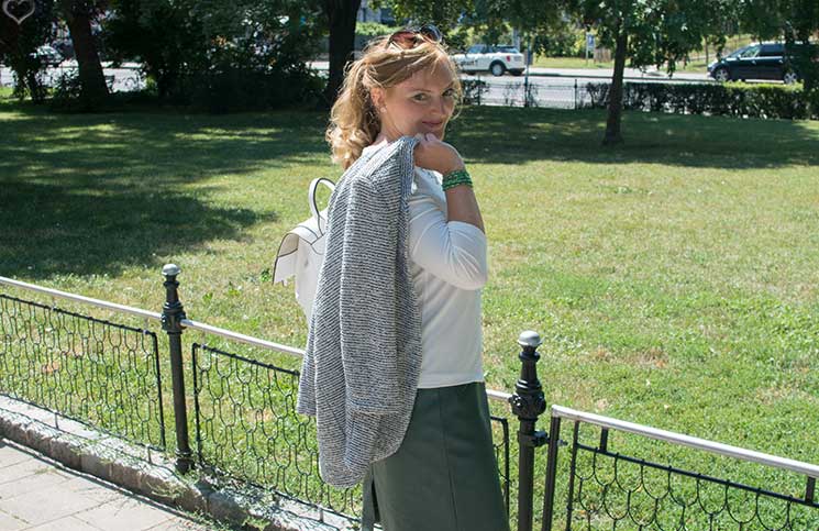 Mit-dem-Rad-durch-die-Stadt---Herbstliches-Outfit-in-Grün-blazer-über-schulter