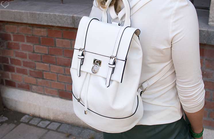 Mit-dem-Rad-durch-die-Stadt---Herbstliches-Outfit-in-Grün--detail-rucksack
