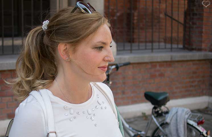 Mit-dem-Rad-durch-die-Stadt---Herbstliches-Outfit-in-Grün--detail-shirt