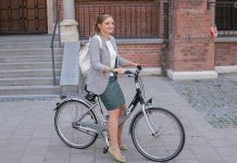 Mit dem Rad durch die Stadt – Herbstliches Outfit in Grün Mit-dem-Rad-durch-die-Stadt---Herbstliches-Outfit-in-Grün-fahrrad