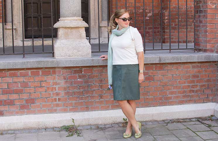 Mit-dem-Rad-durch-die-Stadt---Herbstliches-Outfit-in-Grün-stehend