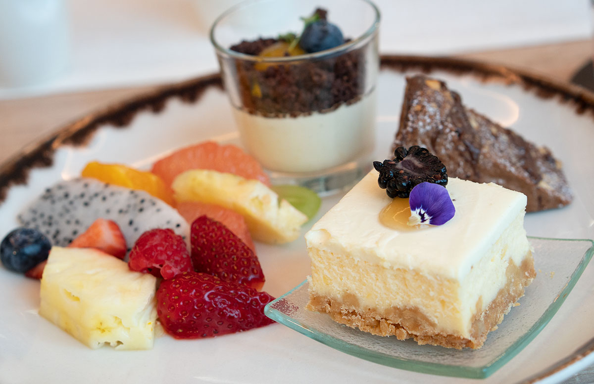Mövenpick-Balaland-Resort-am-Plattensee-kuchen-und-obst