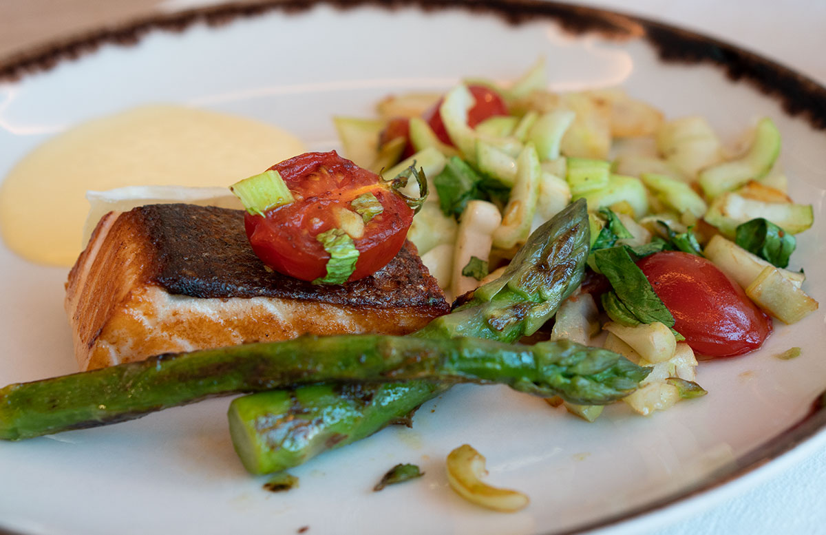 Mövenpick-Balaland-Resort-am-Plattensee-lachs-mit-gemüse