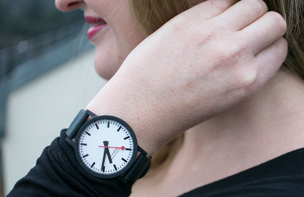Mondaine SBB essence Uhr aus Rizinusöl und Naturkautschuk uhr detail Mondaine SBB essence Uhr aus Rizinusöl und Naturkautschuk uhr detail