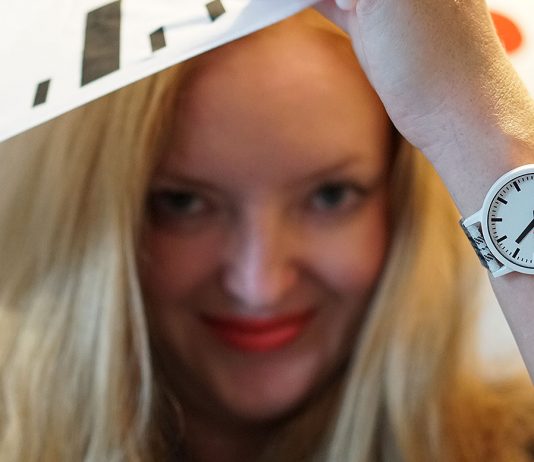 Mondaine essence Winter Uhrenkollektion 2019 Mondaine-essence-Winter-Uhrenkollektion-2019--uhr-vicky-schirm