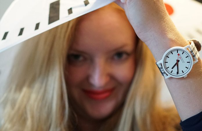Mondaine essence Winter Uhrenkollektion 2019 Mondaine-essence-Winter-Uhrenkollektion-2019--uhr-vicky-schirm