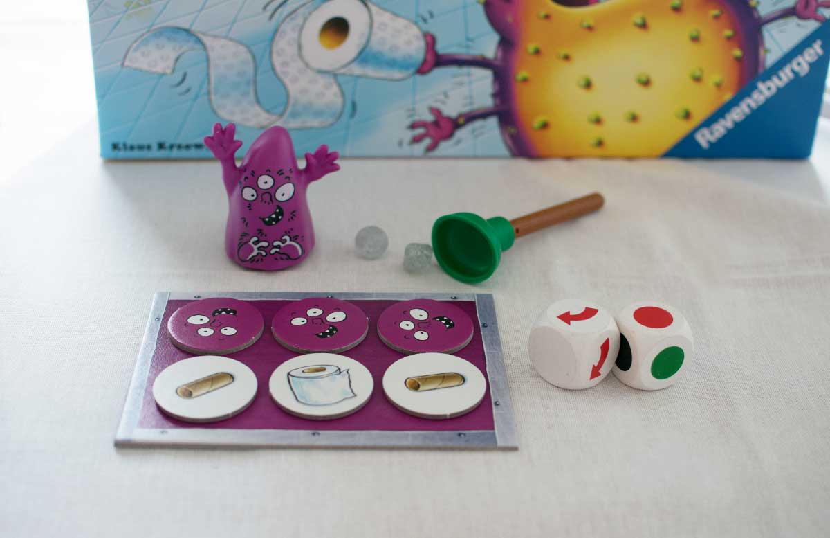 Monster-Pups Spiel von Ravensburger gewinner ist der mit 3 vollen aufgedeckten klopapier rollen
