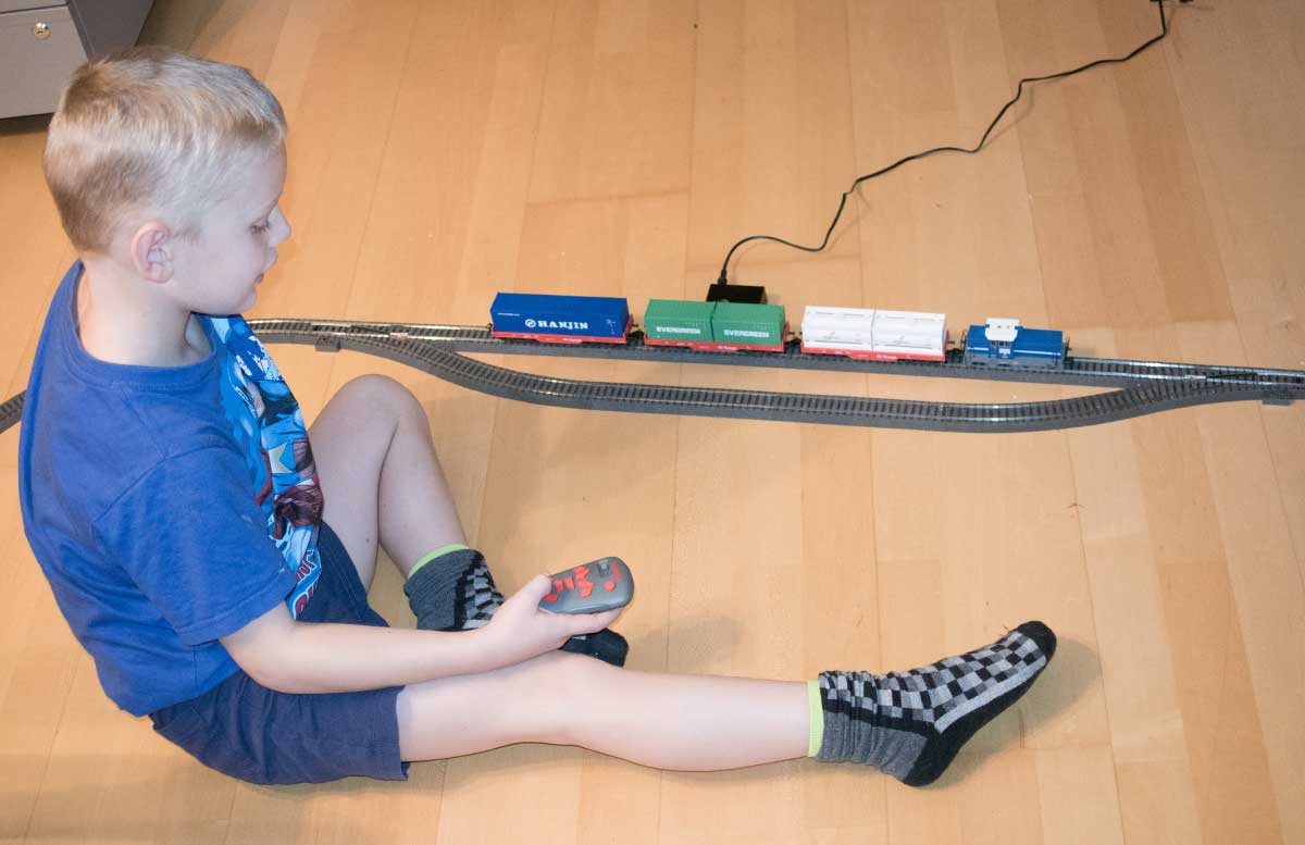 maerklin-start-up-modelleisenbahn-fuer-kinder-spielen-mit-der-eisenbahn