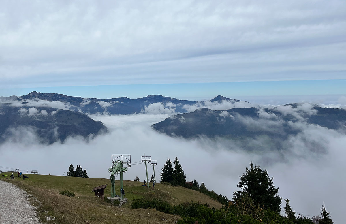 Natur-und-Kulinarik-im-Kaiserwinkl-berge-nebel