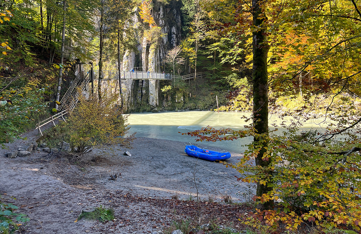 Natur-und-Kulinarik-im-Kaiserwinkl-schlauchboot-und-brücke