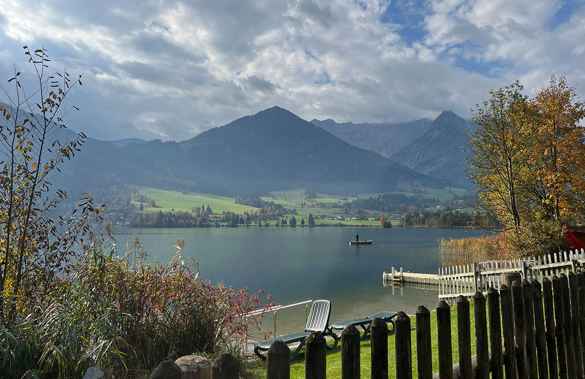 Natur-und-Kulinarik-im-Kaiserwinkl-see-mit-liege