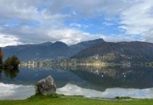 Aktive Erlebnisse und Kulinarik im Kaiserwinkl Natur-und-Kulinarik-im-Kaiserwinkl-seespiegelung