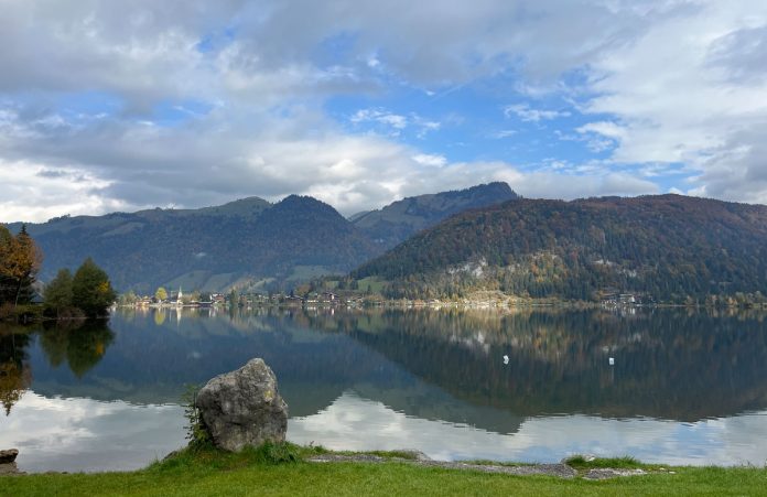 Aktive Erlebnisse und Kulinarik im Kaiserwinkl Natur-und-Kulinarik-im-Kaiserwinkl-seespiegelung