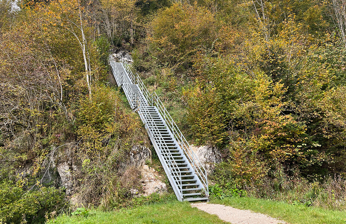 Natur-und-Kulinarik-im-Kaiserwinkl-treppe-am-berg