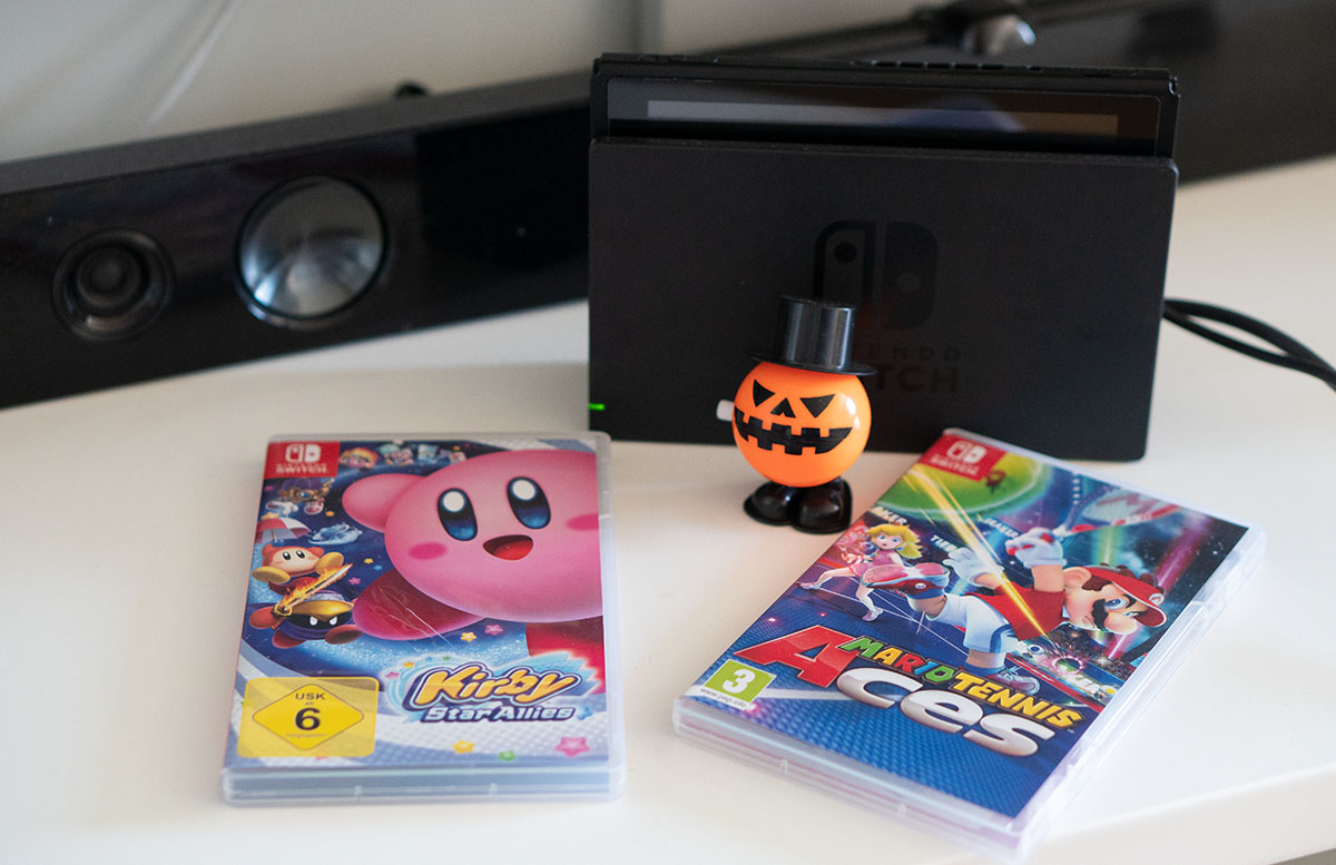 Nintendo Switch Mario Tennis Aces und Kirby Star Allies liegend auf tisch