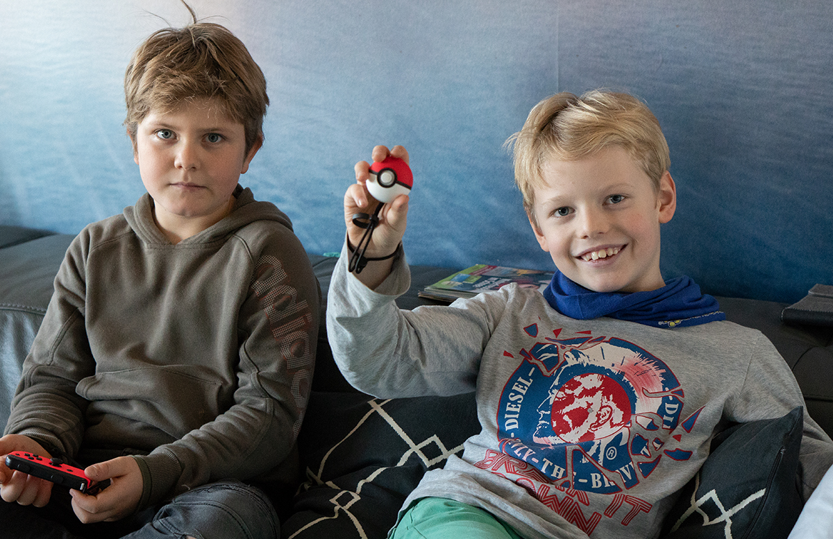 Nintendo Switch Pokemon Lets Go, Pikachu mit Pokeball kinder beim spielen