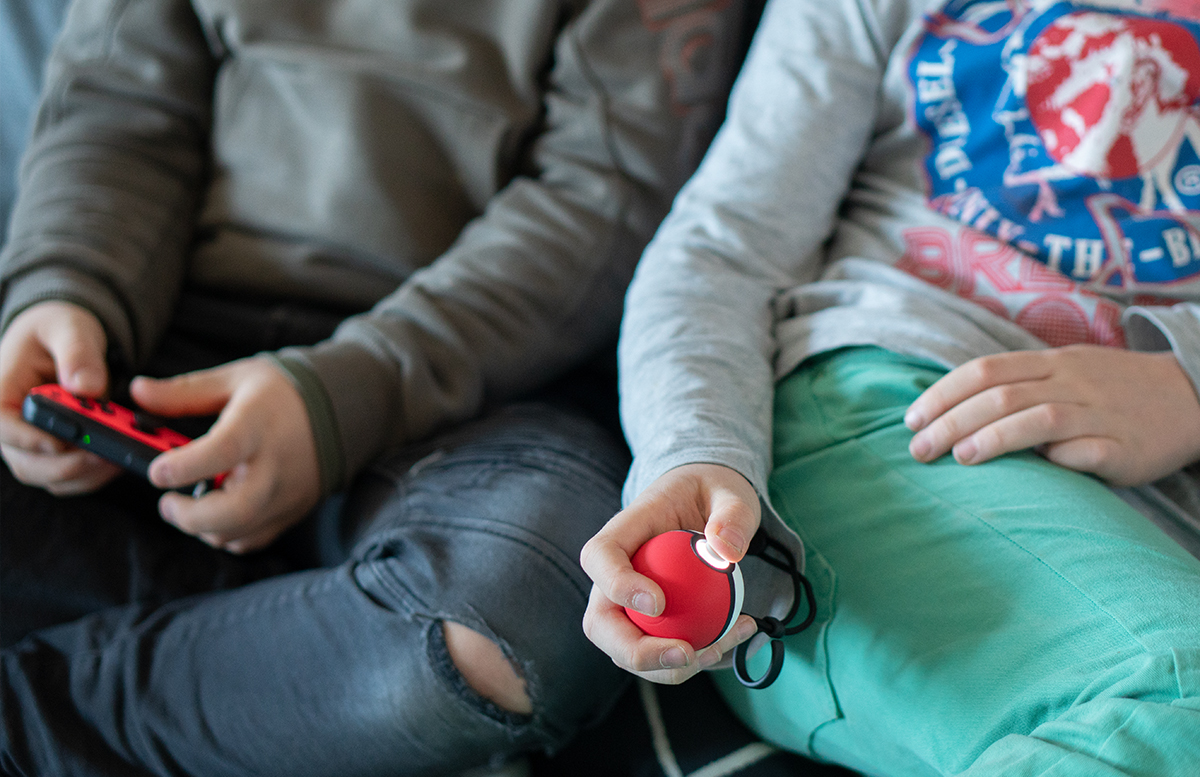 Nintendo Switch Pokemon Lets Go, Pikachu mit Pokeball spielen mit dem pokeball