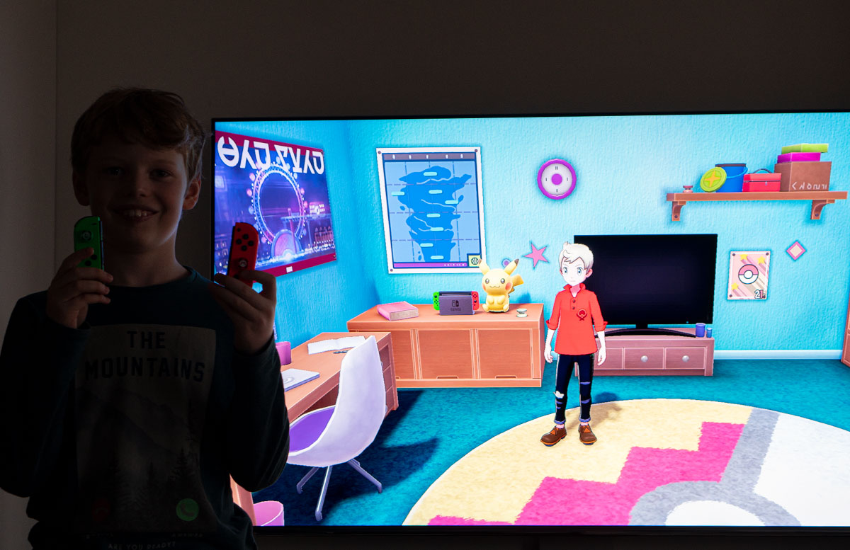 Nintendo-Switch-Pokemon-Schwert-und-Luigi's-Manson-3-lenny-spielt