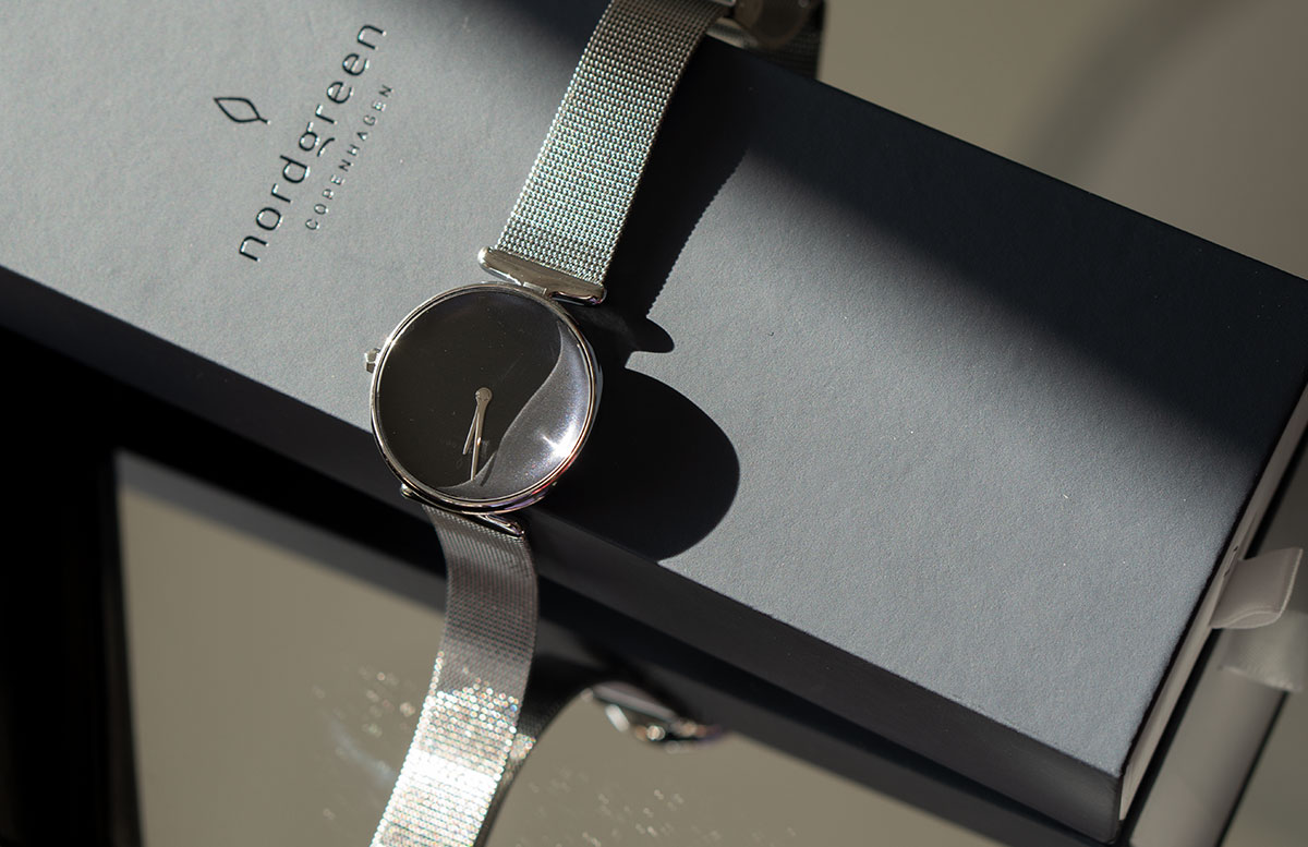 Nordgreen-Unika-Rainbow-Black-Uhr-in-sonne