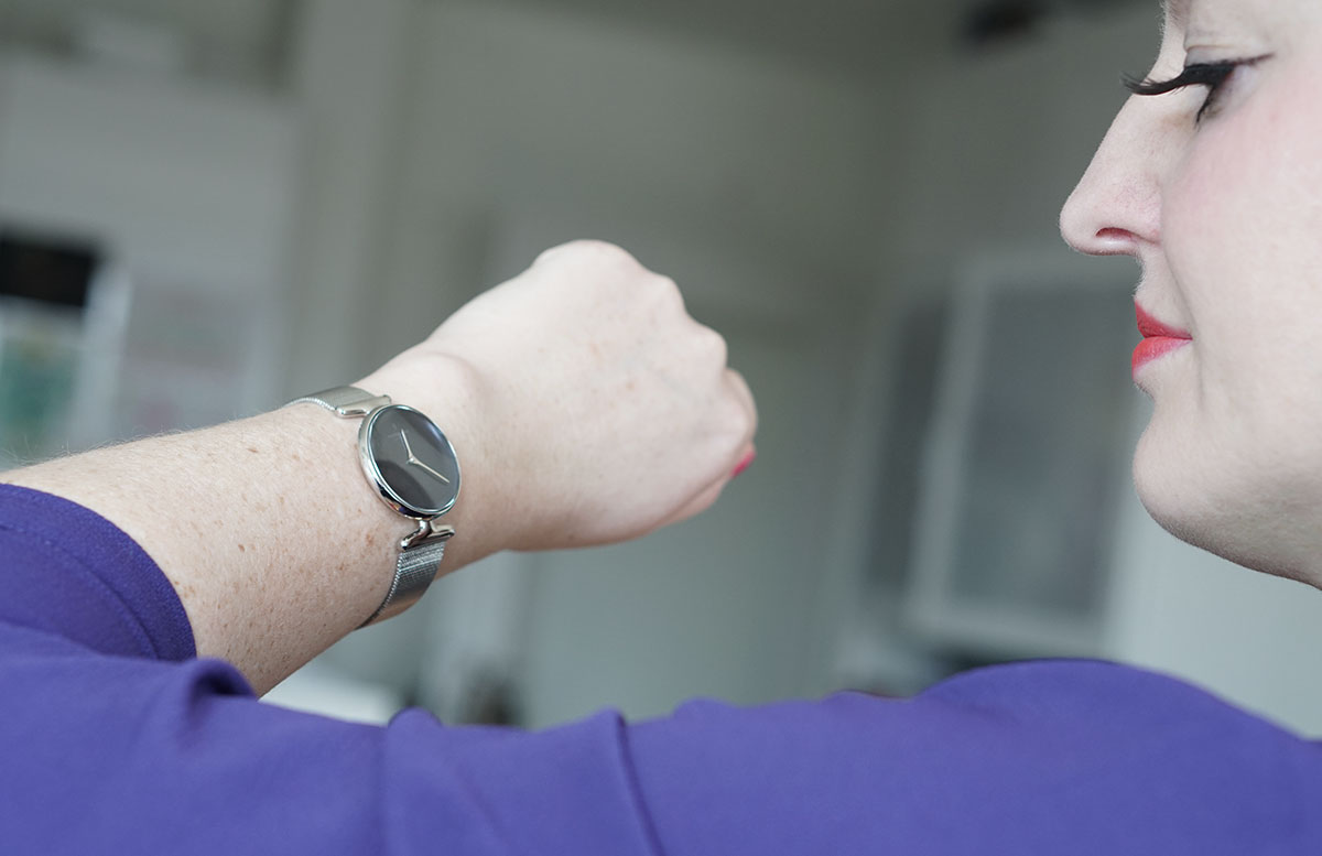 Nordgreen-Unika-Rainbow-Black-blick-auf-uhr