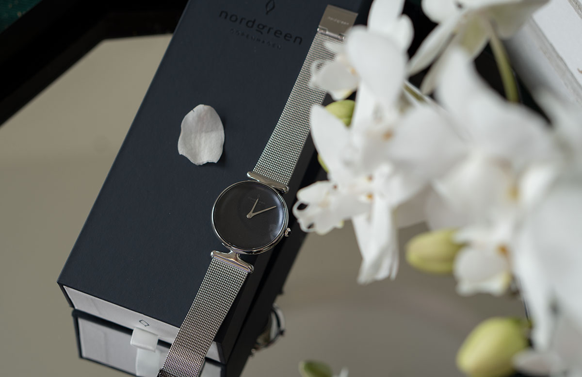 Nordgreen-Unika-Rainbow-Black-detail-orchidee