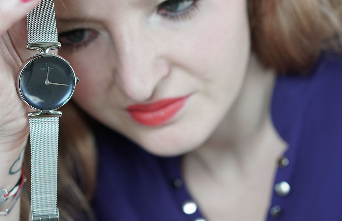 Nordgreen-Unika-Rainbow-Black-uhr-im-fokus